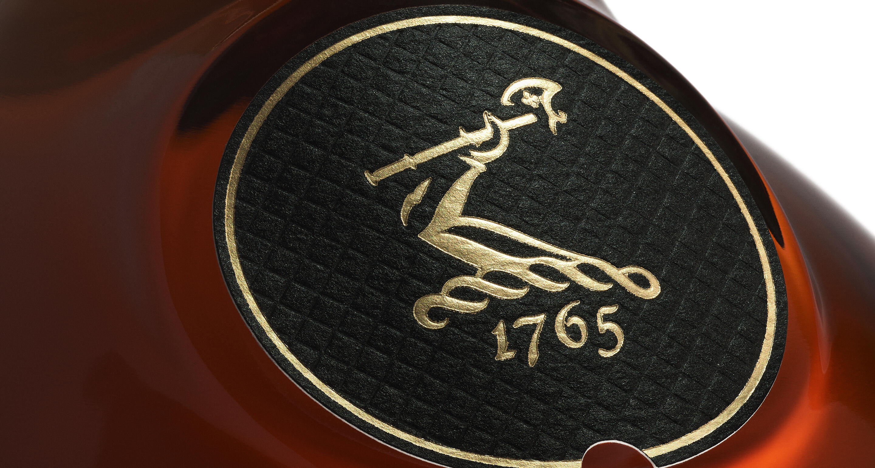 hny_vs_close_up_bottle_macaron_2880x1540-1